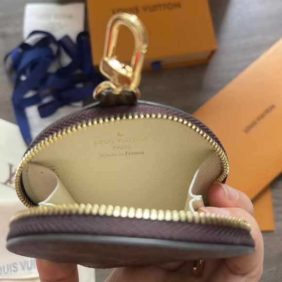 Louis Vuitton Monogram Round Coin Purse - Picture 6 of 8